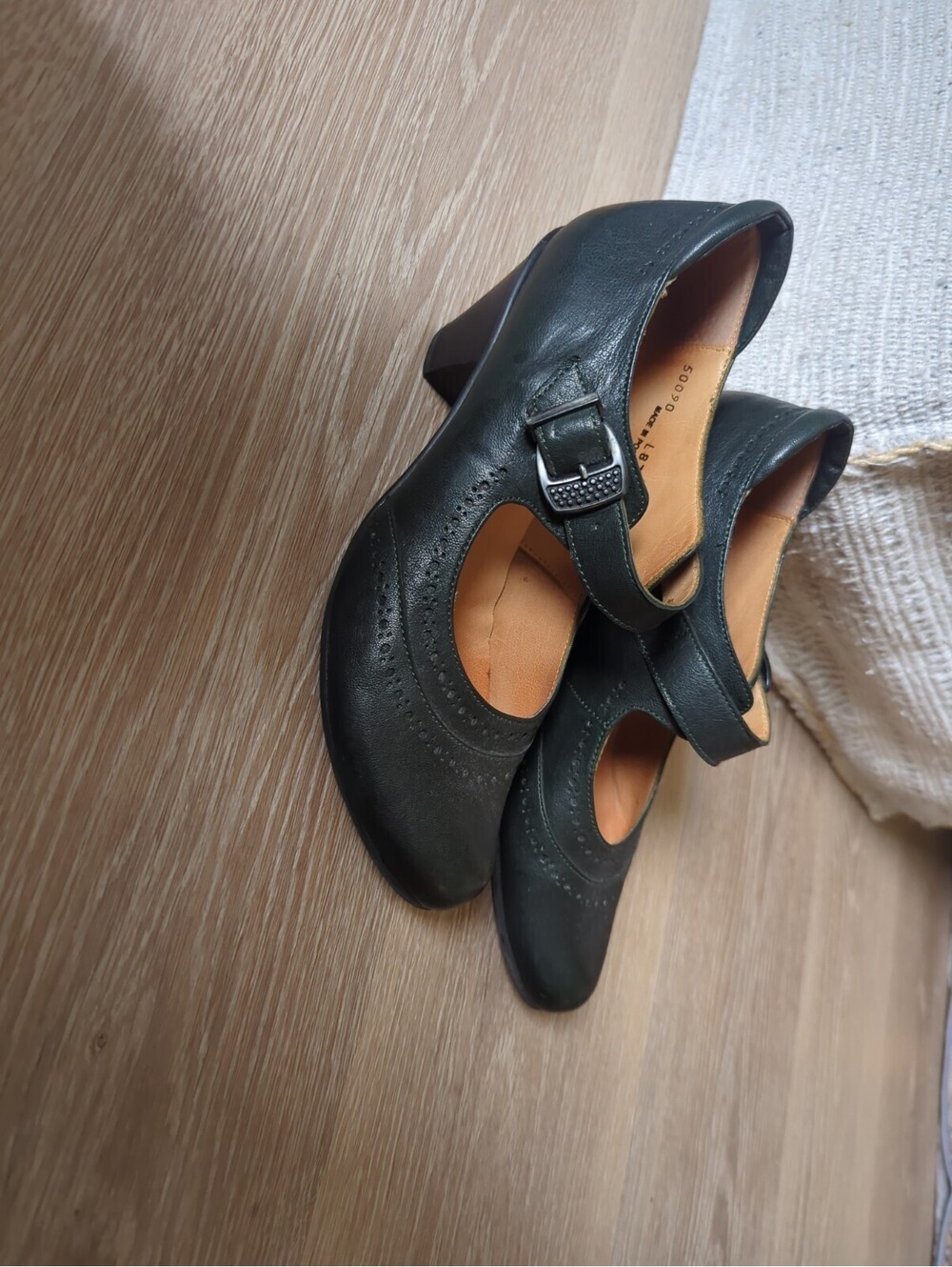 Fidji Shoes Womens SZ EU 39US 8.5-9 Leather Mary Jane Heeled Shoes